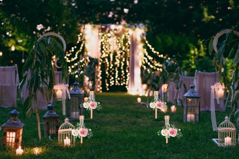 evening party with stake lights and flowers