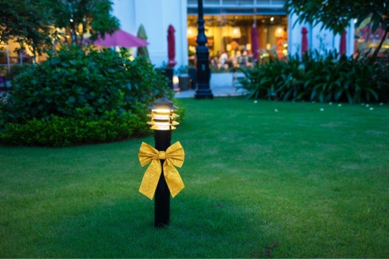 yard light with gold bow